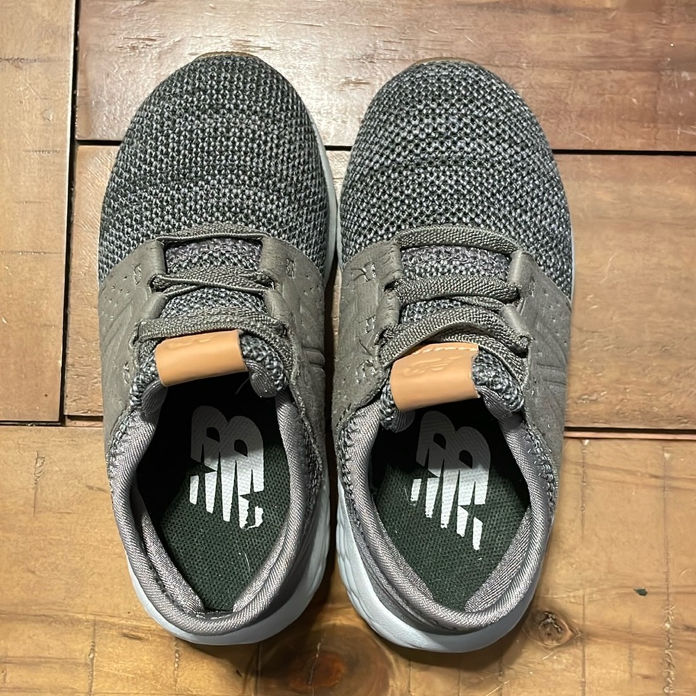 New Balance green and grey tennis shoes